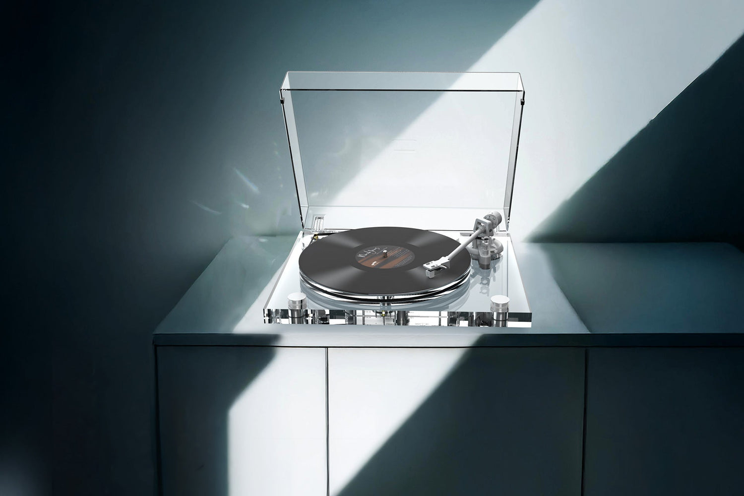 How to Decide Between a Direct Drive and Belt Drive Turntable?