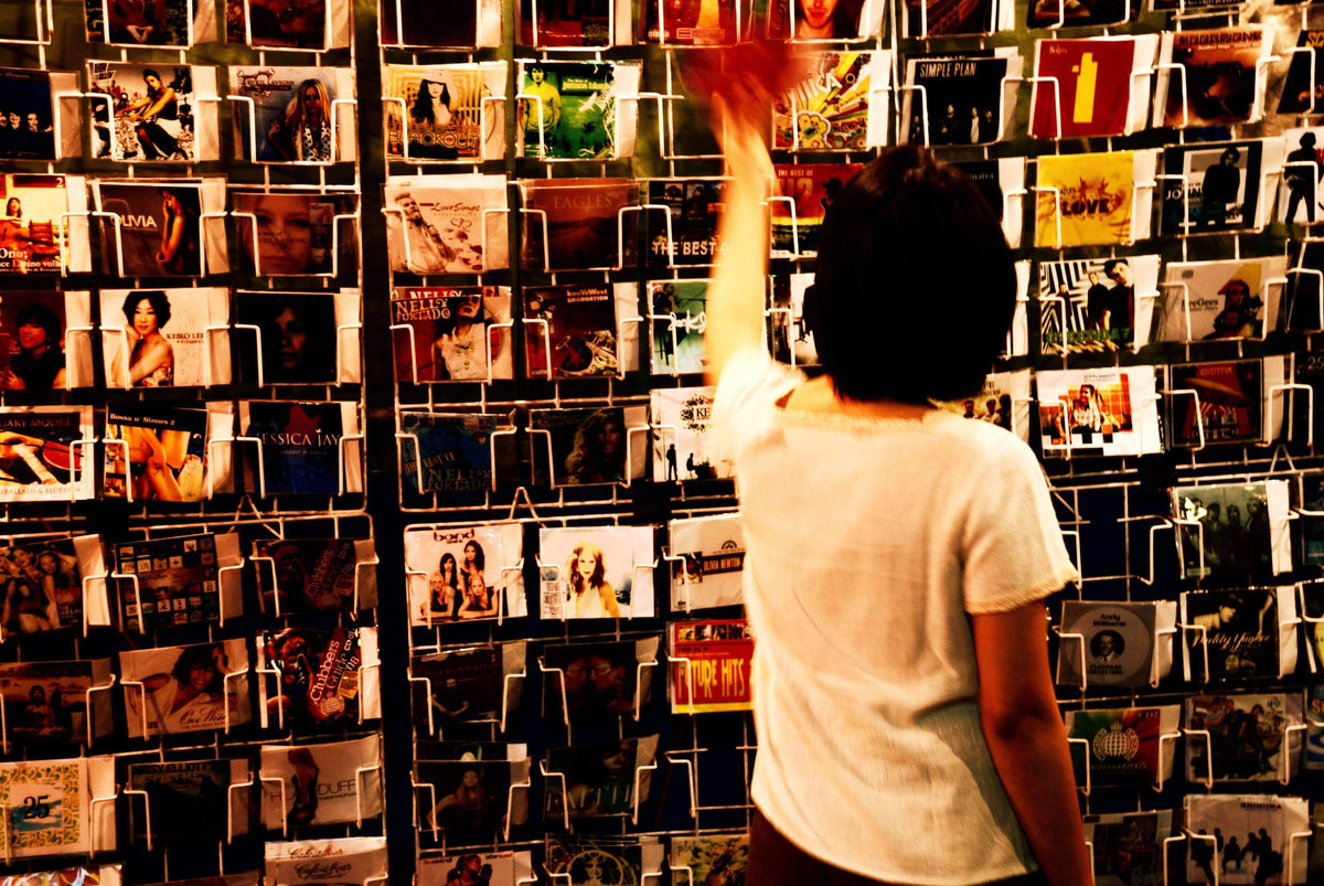 How to Create a Modern Vinyl Display Without Clutter?