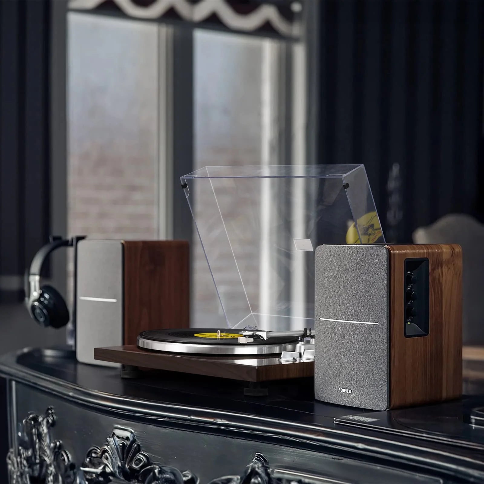 High-Fidelity Stereo System Turntables with External Speakers