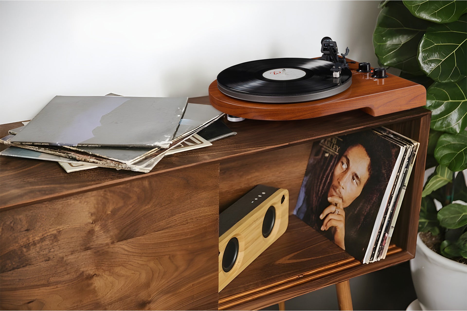 The Rise of Wooden Record Players: A Blend of Style and Sound